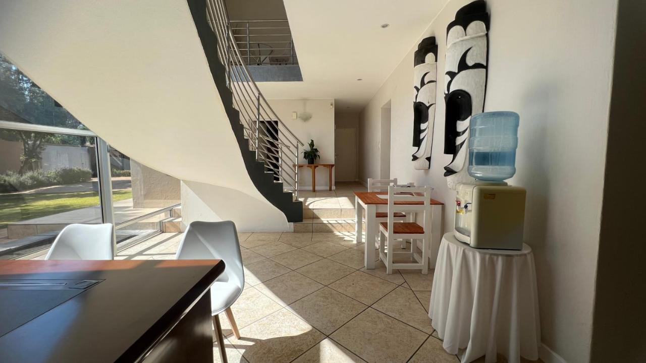 Sizanazo - Double Homestay Johannesburg