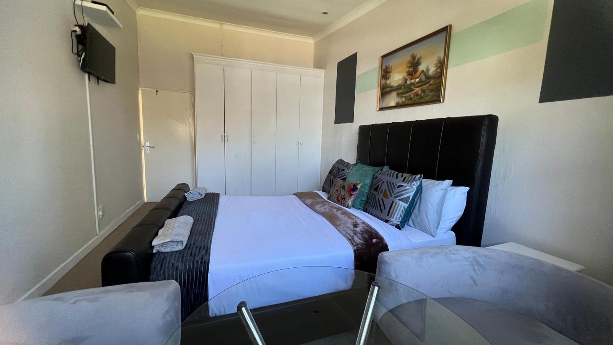 Sizanazo - Double Homestay Johannesburg